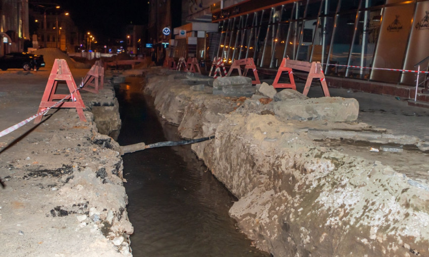 ЧП в Днепре: на улице Короленко прорвало трубу водоснабжения