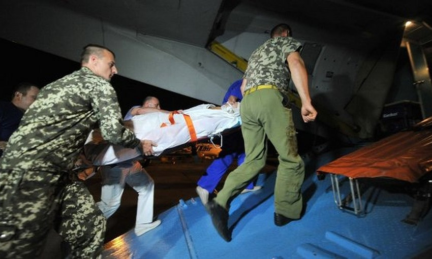 Врачи больницы Мечникова спасают раненого бойца 