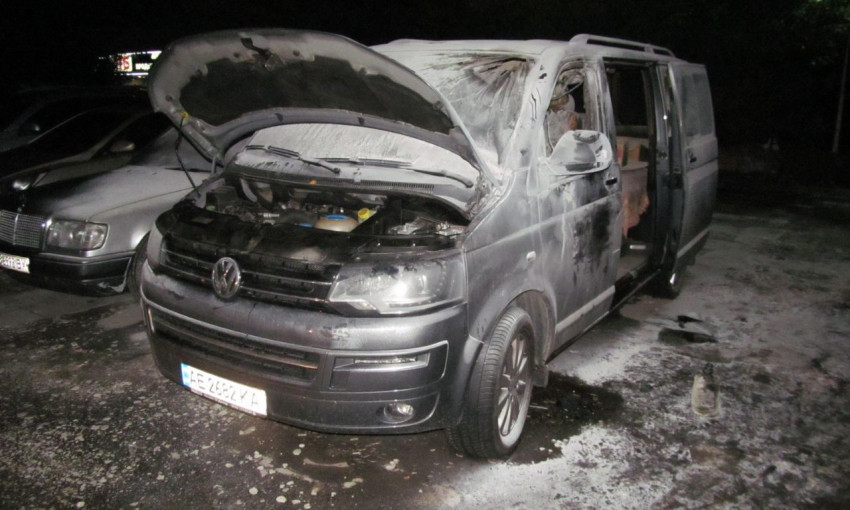Пожар в Днепре: на закрытой стоянке горел Volkswagen Transporter