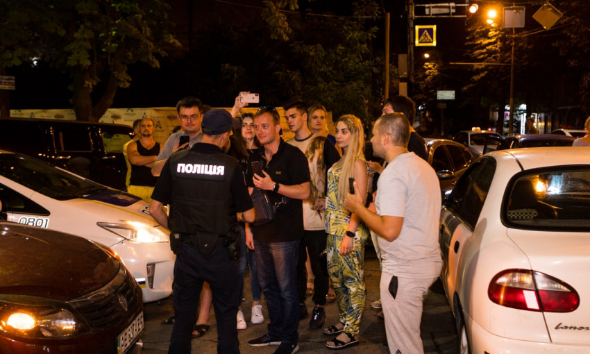 В Днепре активисты заблокировали полицейский автомобиль