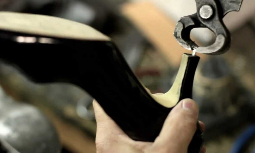 В Днепре мигранты из Армении и России нелегально делали обувь 