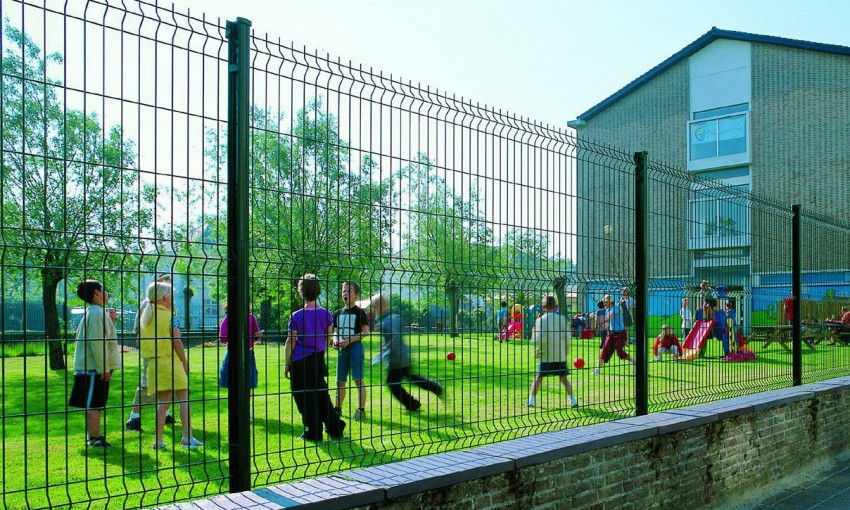 Житель Днепропетровщины снял забор с детского сада 