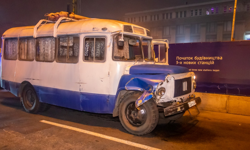 Днепрянин угнал автобус КАвЗ, протаранил «Москвич» и чуть не сбил пешехода