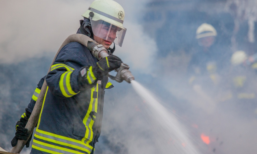 Пожар на Днепропетровщине: сотрудники ГСЧС тушили торговый павильон 