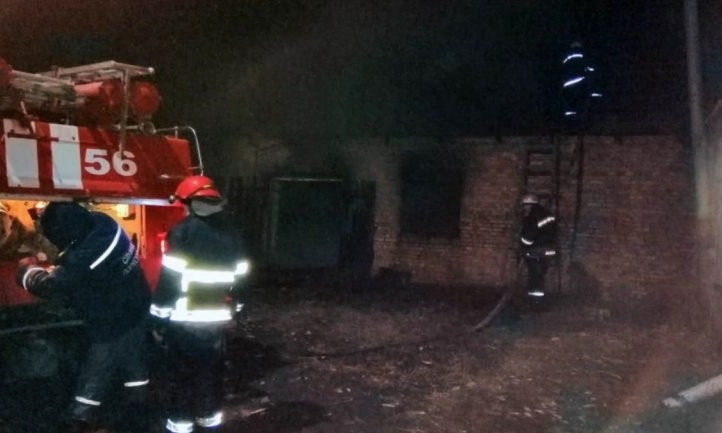 Пожар на Днепропетровщине: сотрудники ГСЧС тушили мастерскую 