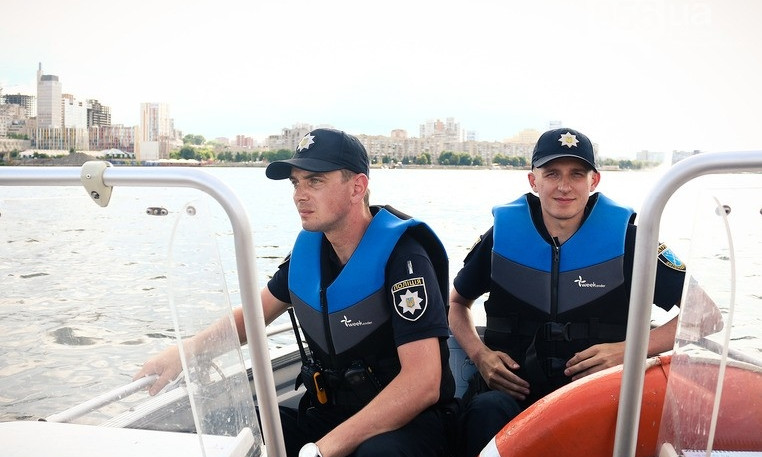 Водный патруль Днепра отбирает лодки 