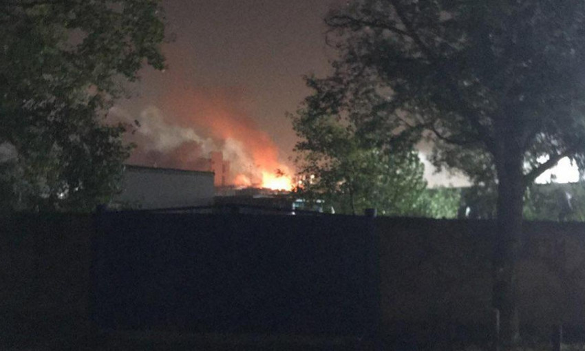 Пожар в Днепре: сотрудники ГСЧС тушили возгорание на заводе