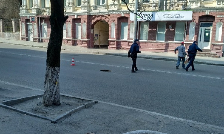 Полицейские Днепра меняли канализационный люк