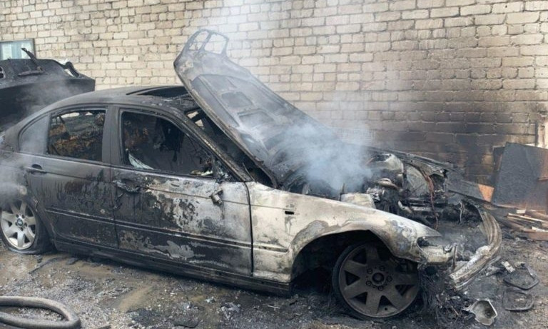 Пожар в Днепре: сотрудники ГСЧС тушили автомобиль BMW