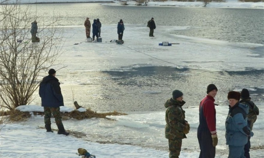Заложники льдины: на Днепропетровщины двадцать рыбаков застряли на льду 
