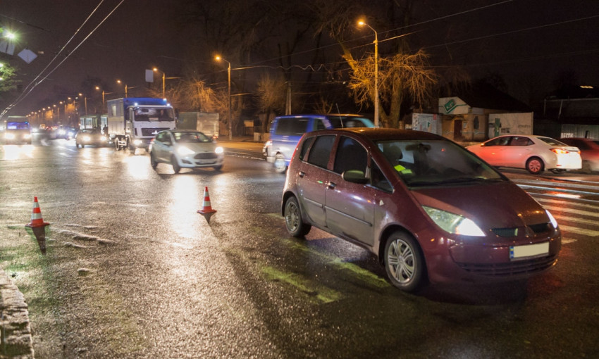 ДТП в Днепре: автомобиль сбил мужчину из-за скользкой дороги 
