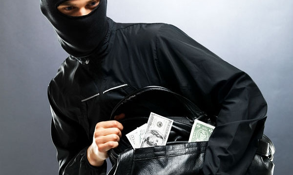 В Днепре грабители выкрали у горожанина 3 тысячи долларов 