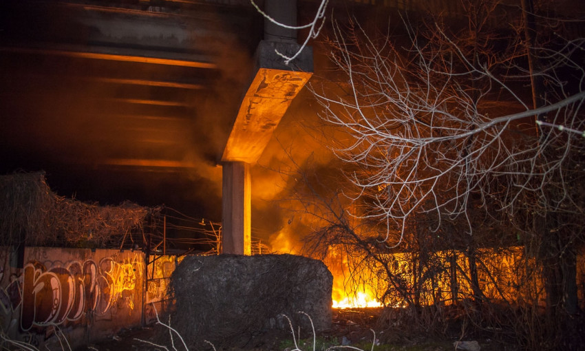 Пожар в Днепре: возле стоянки горел кабель 