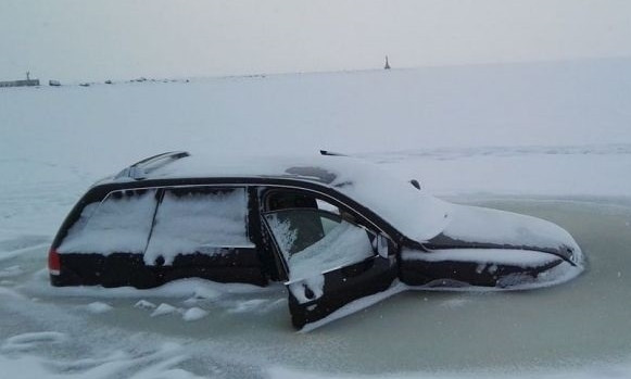 В Днепре автомобилисты решили прокатиться по льду 