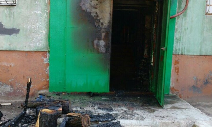 Пожар в Днепре: сотрудники ГСЧС тушили подъезд пятиэтажки