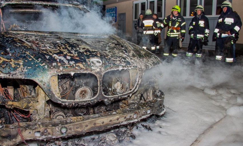 Пожар в Днепре: автомобиль загорелся возле СТО 