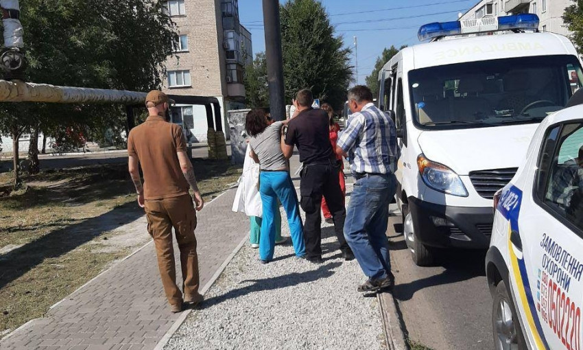 На Днепропетровщине полуголая женщина "отдыхала" на проезжей части