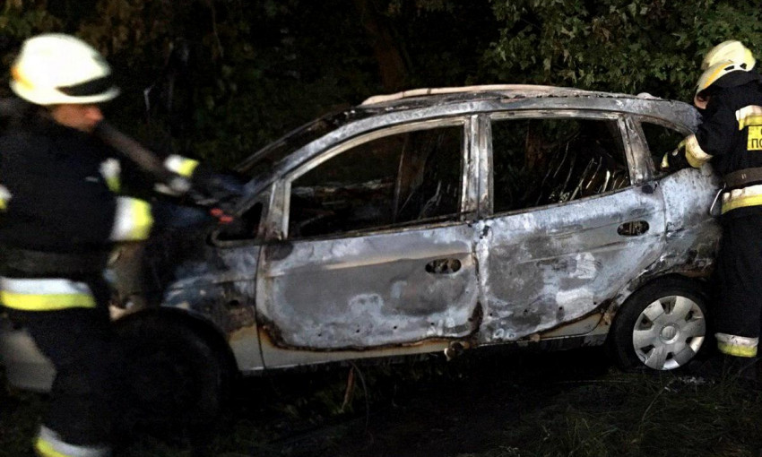 В Днепре пожарные тушили горящие автомобили 