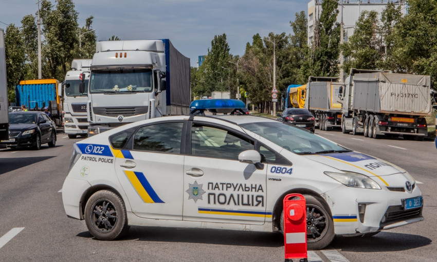 ДТП в Днепре: на улице Маршала Малиновского столкнулись две фуры