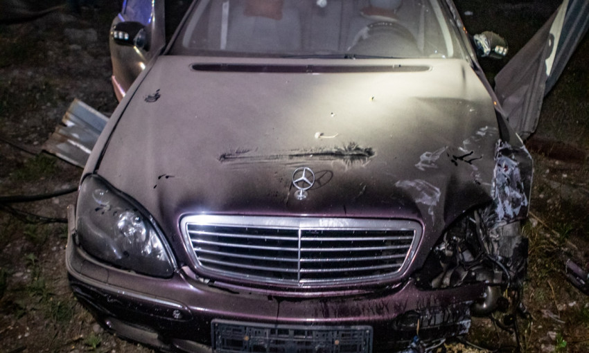 ДТП в Днепре: на Набережной Заводской Mercedes врезался в забор