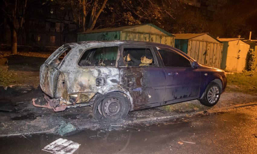 Пожар в Днепре: сотрудники ГСЧС тушили Chevrolet