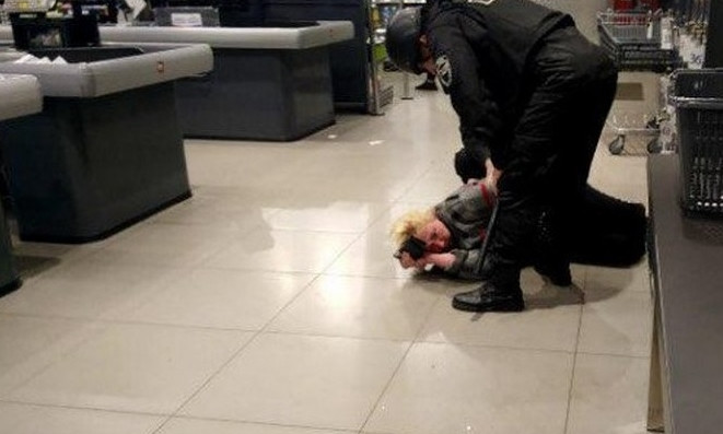 На Днепропетровщине женщина напала на кассиров и охранников супермаркета
