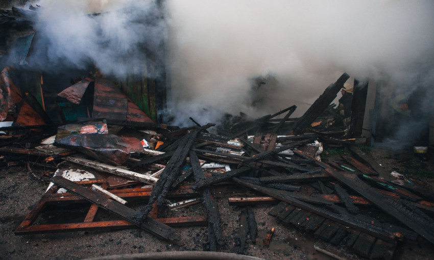 Пожар в Днепре: в доме за ТРЦ «Приозерный» погибла женщина