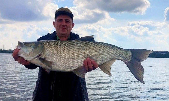 Житель Днепра поймал огромную рыбу