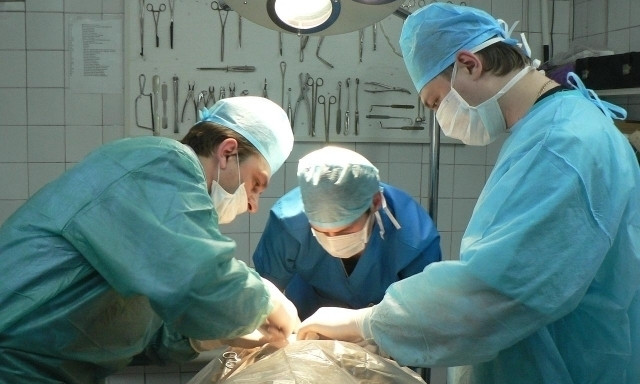 Врачи Мечникова прооперируют волонтерку с ранением головы 