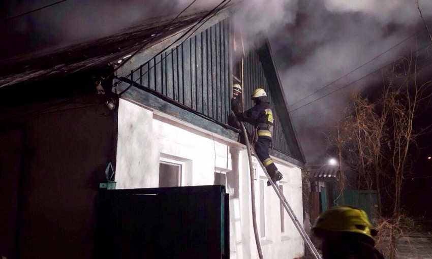 Пожар в Днепре: сотрудники ГСЧС тушили жилой дом