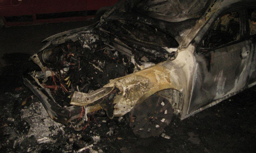 Пожар в Днепре: сотрудники ГСЧС тушили Volkswagen Passat