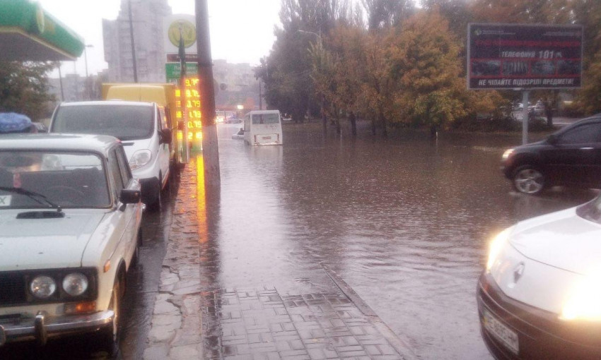 Мокрый Днепр: после дождей городские дороги превратились в реку 