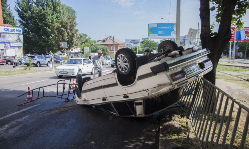 ДТП в Днепре: на дороге перевернулся автомобиль 