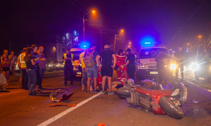ДТП в Днепре: авто насмерть сбило мотоциклиста 