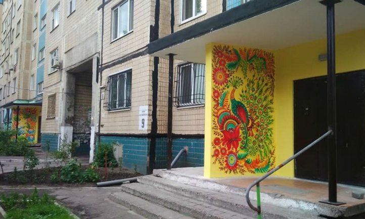 Художница из Днепра украшает подъезды петриковской росписью 