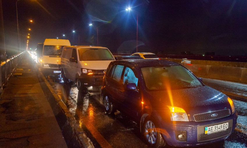 ДТП в Днепре: на Новом мосту столкнулись три авто 