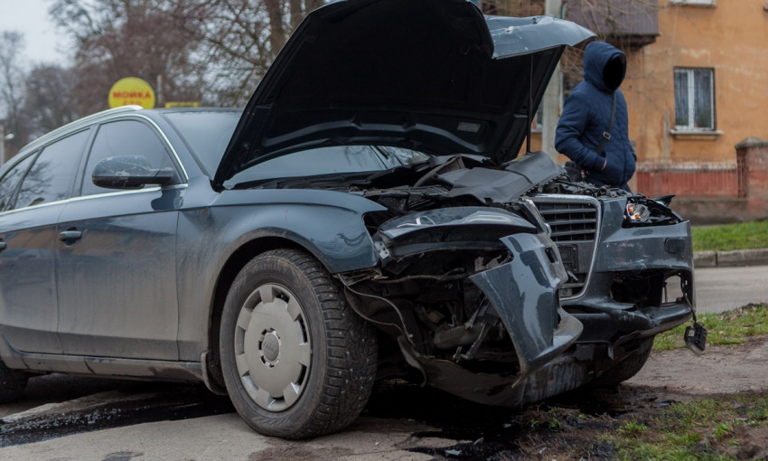 ДТП в Днепре: автомобиль врезался в забор