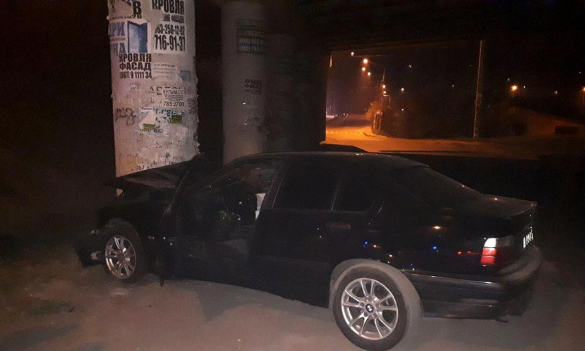 ДТП в Днепре: BMW врезался в опору Южного моста 