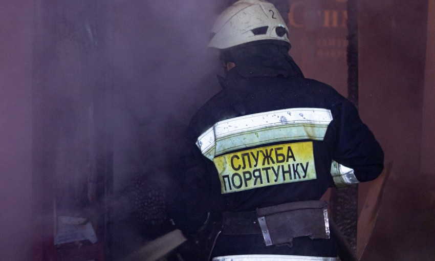 Пожар в Днепре: сотрудники ГСЧС тушили парикмахерскую
