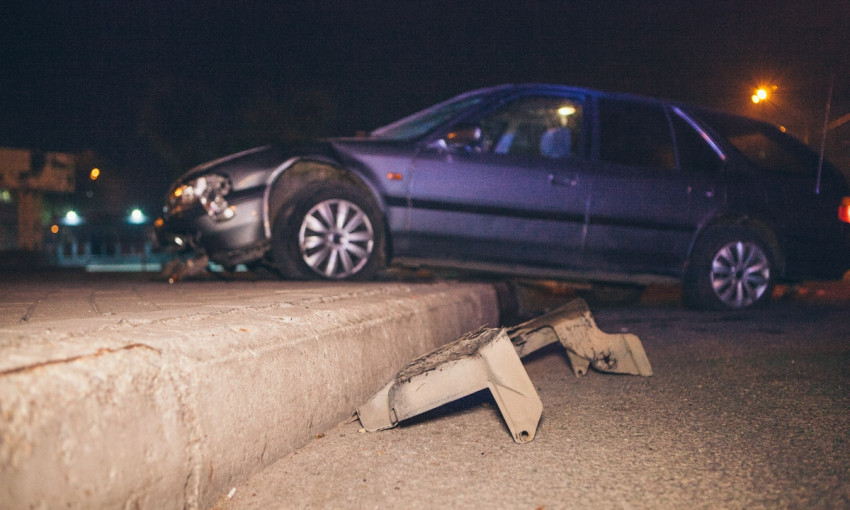 ДТП в Днепре: на Красном Камне авто врезалось в бордюр