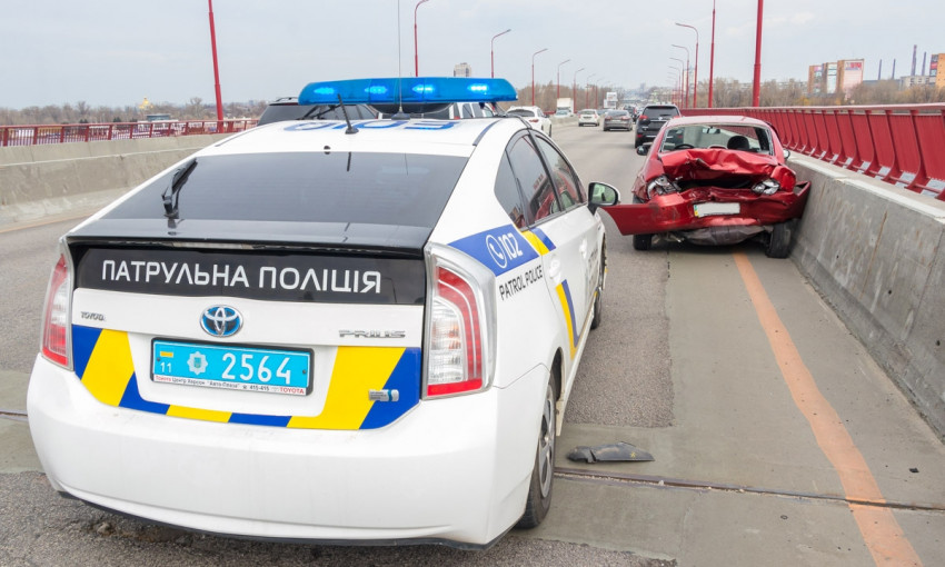 ДТП в Днепре: на Новом мосту столкнулись три авто