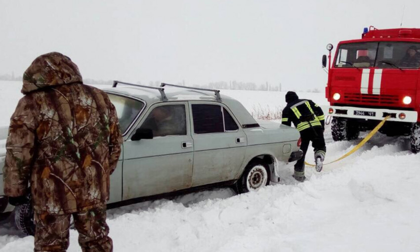 На Днепропетровщине спасатели вытаскивали автомобили из снега 