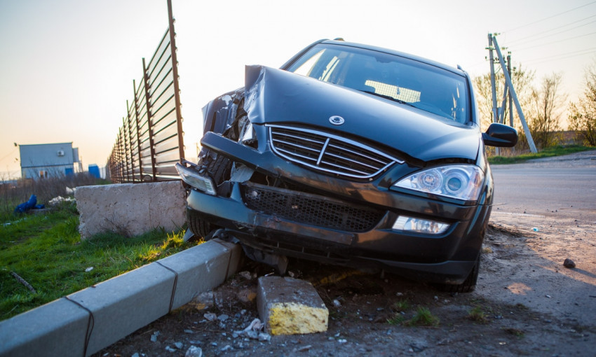 ДТП в Днепре: автомобиль врезался в столб