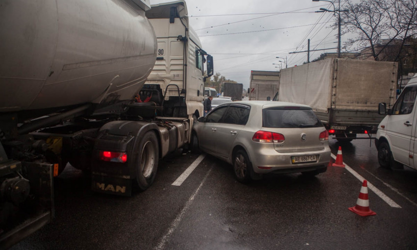 ДТП в Днепре: на дороге бензовоз столкнулся с легковым авто 