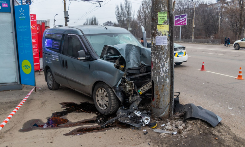 ДТП в Днепре: на Запорожском шоссе Fiat врезался в столб