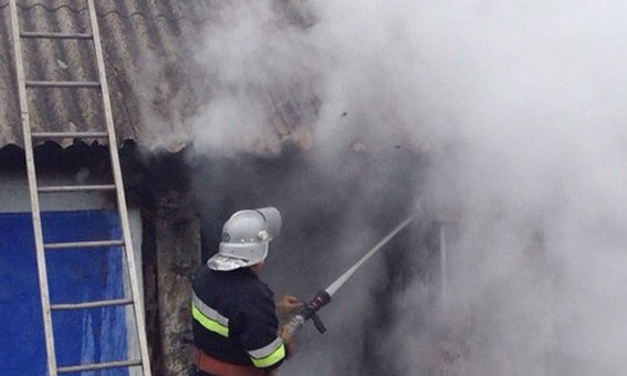 Пожар на Днепропетровщине: сотрудники ГСЧС тушили гараж