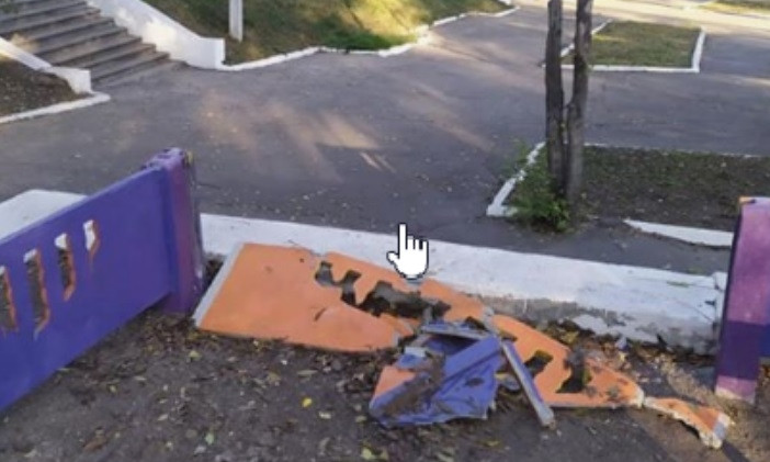 Под Днепром вандалы устроили «погром» возле театра