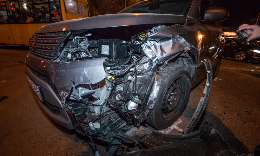 ДТП в Днепре: на проспекте Яворницкого столкнулись два авто