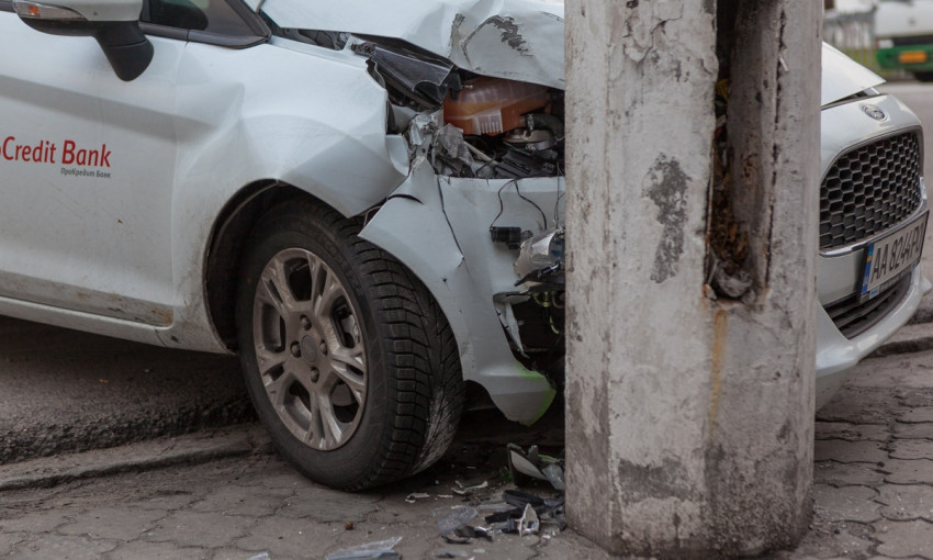 ДТП в Днепре: девушка за рулем врезалась в электроопору 