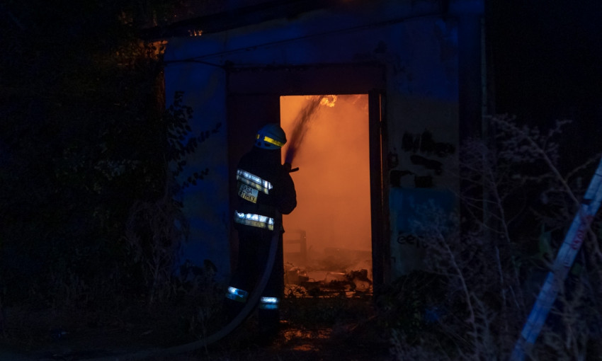 Пожар в Днепре: сотрудники ГСЧС тушили гаражи 